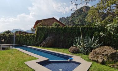 * INCREÍBLE CASA ESTILO EUROPEO CON UBICACIÓN Y VISTA PRIVILEGIADA EN TEPOZ