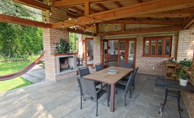 * INCREÍBLE CASA ESTILO EUROPEO CON UBICACIÓN Y VISTA PRIVILEGIADA EN TEPOZ