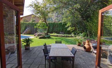 * INCREÍBLE CASA ESTILO EUROPEO CON UBICACIÓN Y VISTA PRIVILEGIADA EN TEPOZ