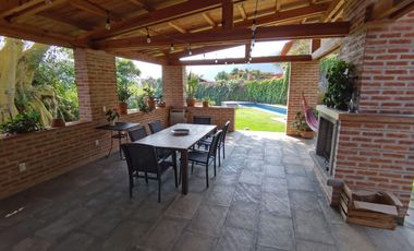 * INCREÍBLE CASA ESTILO EUROPEO CON UBICACIÓN Y VISTA PRIVILEGIADA EN TEPOZ