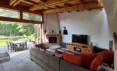 * INCREÍBLE CASA ESTILO EUROPEO CON UBICACIÓN Y VISTA PRIVILEGIADA EN TEPOZ