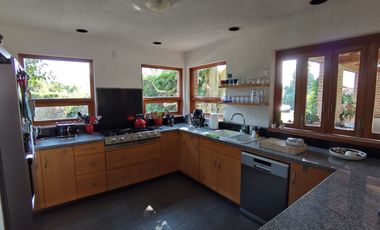 * INCREÍBLE CASA ESTILO EUROPEO CON UBICACIÓN Y VISTA PRIVILEGIADA EN TEPOZ