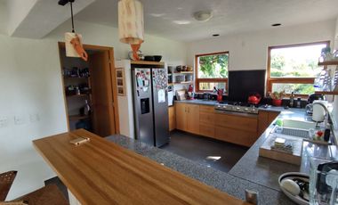 * INCREÍBLE CASA ESTILO EUROPEO CON UBICACIÓN Y VISTA PRIVILEGIADA EN TEPOZ