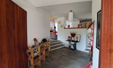 * INCREÍBLE CASA ESTILO EUROPEO CON UBICACIÓN Y VISTA PRIVILEGIADA EN TEPOZ