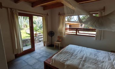 * INCREÍBLE CASA ESTILO EUROPEO CON UBICACIÓN Y VISTA PRIVILEGIADA EN TEPOZ