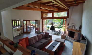 * INCREÍBLE CASA ESTILO EUROPEO CON UBICACIÓN Y VISTA PRIVILEGIADA EN TEPOZ