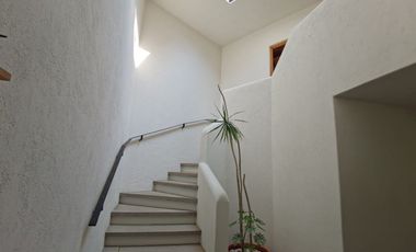 * INCREÍBLE CASA ESTILO EUROPEO CON UBICACIÓN Y VISTA PRIVILEGIADA EN TEPOZ