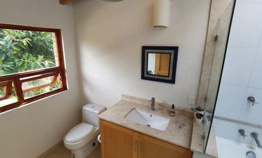 * INCREÍBLE CASA ESTILO EUROPEO CON UBICACIÓN Y VISTA PRIVILEGIADA EN TEPOZ