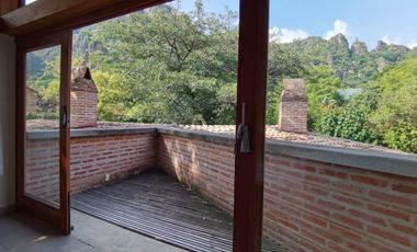 * INCREÍBLE CASA ESTILO EUROPEO CON UBICACIÓN Y VISTA PRIVILEGIADA EN TEPOZ