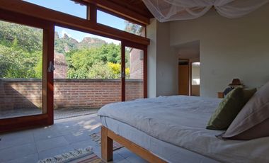 * INCREÍBLE CASA ESTILO EUROPEO CON UBICACIÓN Y VISTA PRIVILEGIADA EN TEPOZ