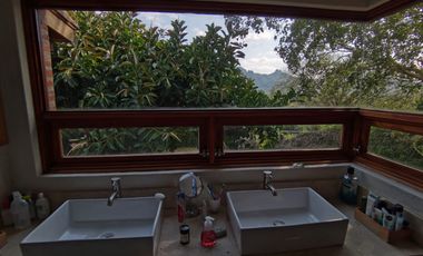 * INCREÍBLE CASA ESTILO EUROPEO CON UBICACIÓN Y VISTA PRIVILEGIADA EN TEPOZ