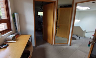 * INCREÍBLE CASA ESTILO EUROPEO CON UBICACIÓN Y VISTA PRIVILEGIADA EN TEPOZ