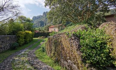 * INCREÍBLE CASA ESTILO EUROPEO CON UBICACIÓN Y VISTA PRIVILEGIADA EN TEPOZ