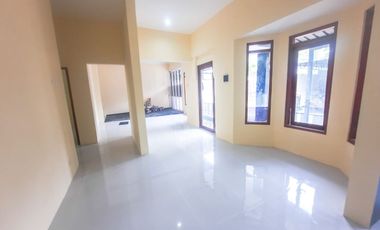 TURUN HARGA!! Rumah 2 Lantai Siap Huni, hanya 600 m dari Sleman City Hall