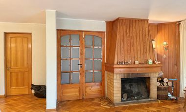 Se arrienda casa en Condominio cerrado, 5 piezas y 4 baños, sector oriente, Av. España, Curicó