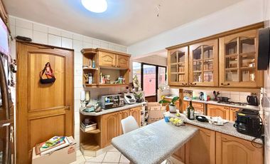 Se arrienda casa en Condominio cerrado, 5 piezas y 4 baños, sector oriente, Av. España, Curicó