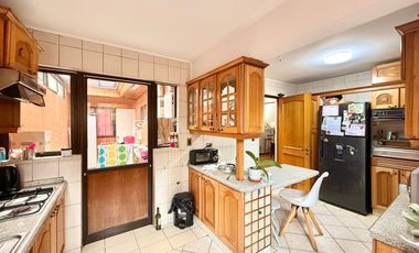 Se arrienda casa en Condominio cerrado, 5 piezas y 4 baños, sector oriente, Av. España, Curicó