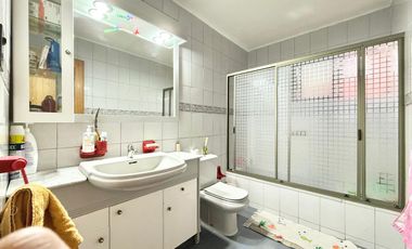 Se arrienda casa en Condominio cerrado, 5 piezas y 4 baños, sector oriente, Av. España, Curicó