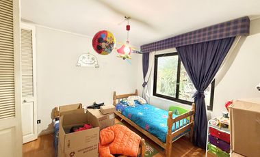 Se arrienda casa en Condominio cerrado, 5 piezas y 4 baños, sector oriente, Av. España, Curicó
