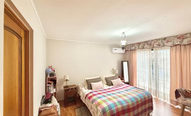 Se arrienda casa en Condominio cerrado, 5 piezas y 4 baños, sector oriente, Av. España, Curicó