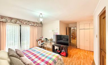 Se arrienda casa en Condominio cerrado, 5 piezas y 4 baños, sector oriente, Av. España, Curicó