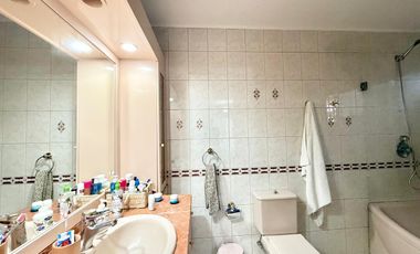 Se arrienda casa en Condominio cerrado, 5 piezas y 4 baños, sector oriente, Av. España, Curicó