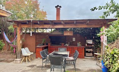 Se arrienda casa en Condominio cerrado, 5 piezas y 4 baños, sector oriente, Av. España, Curicó