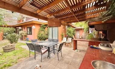 Se arrienda casa en Condominio cerrado, 5 piezas y 4 baños, sector oriente, Av. España, Curicó