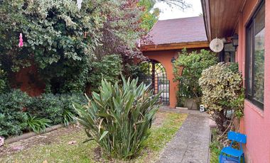 Se arrienda casa en Condominio cerrado, 5 piezas y 4 baños, sector oriente, Av. España, Curicó