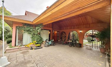 Se arrienda casa en Condominio cerrado, 5 piezas y 4 baños, sector oriente, Av. España, Curicó