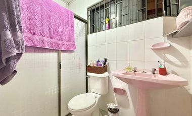 Se arrienda casa en Condominio cerrado, 5 piezas y 4 baños, sector oriente, Av. España, Curicó