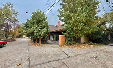Se arrienda casa en Condominio cerrado, 5 piezas y 4 baños, sector oriente, Av. España, Curicó