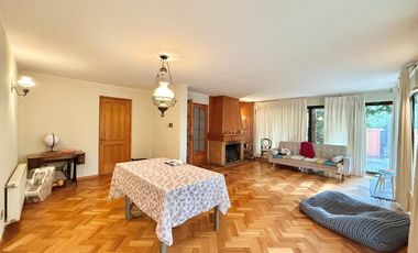 Se arrienda casa en Condominio cerrado, 5 piezas y 4 baños, sector oriente, Av. España, Curicó