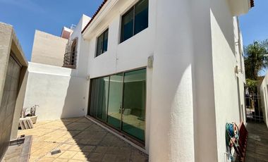 CASA EN VENTA EN NUEVA GALICIA, COTO VALENCIA