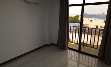 Moderno departamento con balcón, piscina y áreas sociales en Katamar II - Manta