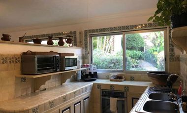 VENDO ESPECTACULAR QUINTA EN CUERNAVACA, MAGNIFICA UBICACIÓN