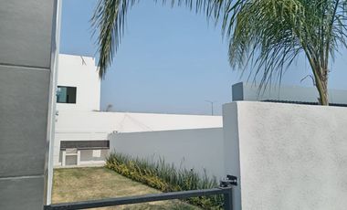 * UTILICE SU CRÉDITO EN ÉSTA HERMOSA CASA EN CONDOMINIO CON DOBLE VIGILANCIA. SANTA FÉ