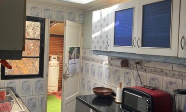 VENTA DE CASA ESQUINA CON LOCALES COMERCIALES EN ISLA NEGRA