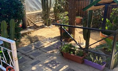 VENTA DE CASA ESQUINA CON LOCALES COMERCIALES EN ISLA NEGRA