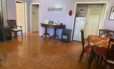 VENTA DE CASA ESQUINA CON LOCALES COMERCIALES EN ISLA NEGRA