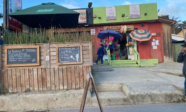 VENTA DE CASA ESQUINA CON LOCALES COMERCIALES EN ISLA NEGRA