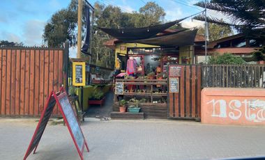 VENTA DE CASA ESQUINA CON LOCALES COMERCIALES EN ISLA NEGRA