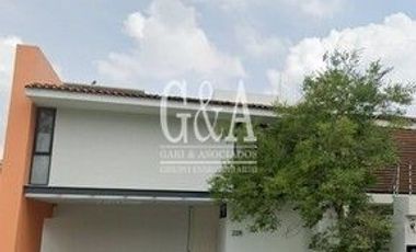 SOLARES CASA EN RENTA SOBRE BOULEVARD