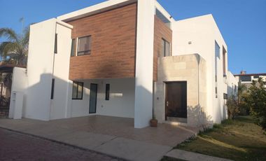 CASA EN RENTA FRACCIONAMIENTO ZEREZOTLA CON JARDIN