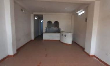 Venta de casa con local comercial - Jipijapa