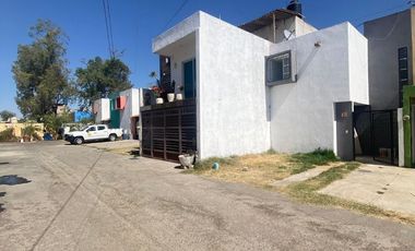 Casa amplia en venta Jardines de la reina tonala en coto