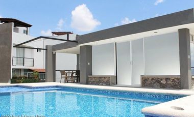 Casa de tres recámaras con roof garden en venta en Zibatá, Querétaro