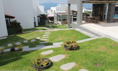 Casa de tres recámaras con roof garden en venta en Zibatá, Querétaro