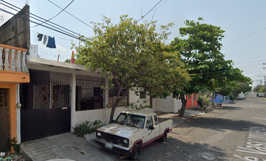 CASA BOCA DEL RIO VERACRUZ MAGNIFICA OPORTUNIDAD, EXCELENTE UBICACION, A UNOS MINUTOS DE LA PLAYA MOCAMBO, CENTROS COMERCIALES Y TURISTICOS DE BOCA DE