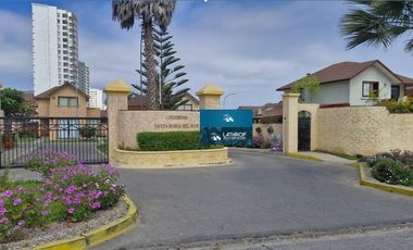 Se vende amplia casa en primera línea con vista al mar – Condominio Santa María del Mar, La Herradura, Coquimbo.